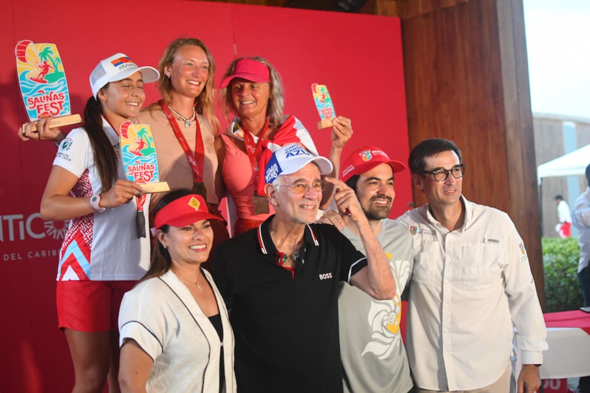 Mariasabella Romero, secretaria de Desarrollo Económico; Eduardo Verano, gobernador; Iván Urquijo, director de Indeportes, y José Antonio Luque, secretario del Interior, con algunas de las deportistas ganadoras.//Cortesía, Gobernación del Atlántico.