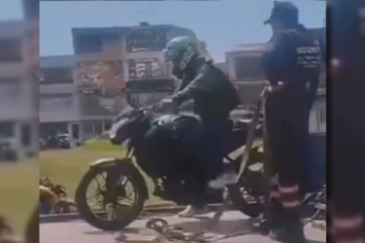 Video: motociclista se lanza de una grúa para evitar ser inmovilizado