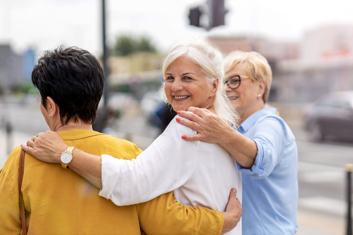 Los lazos familiares y de amistad se destacan como factores claves del bienestar mental en adultos mayores. //123RF.