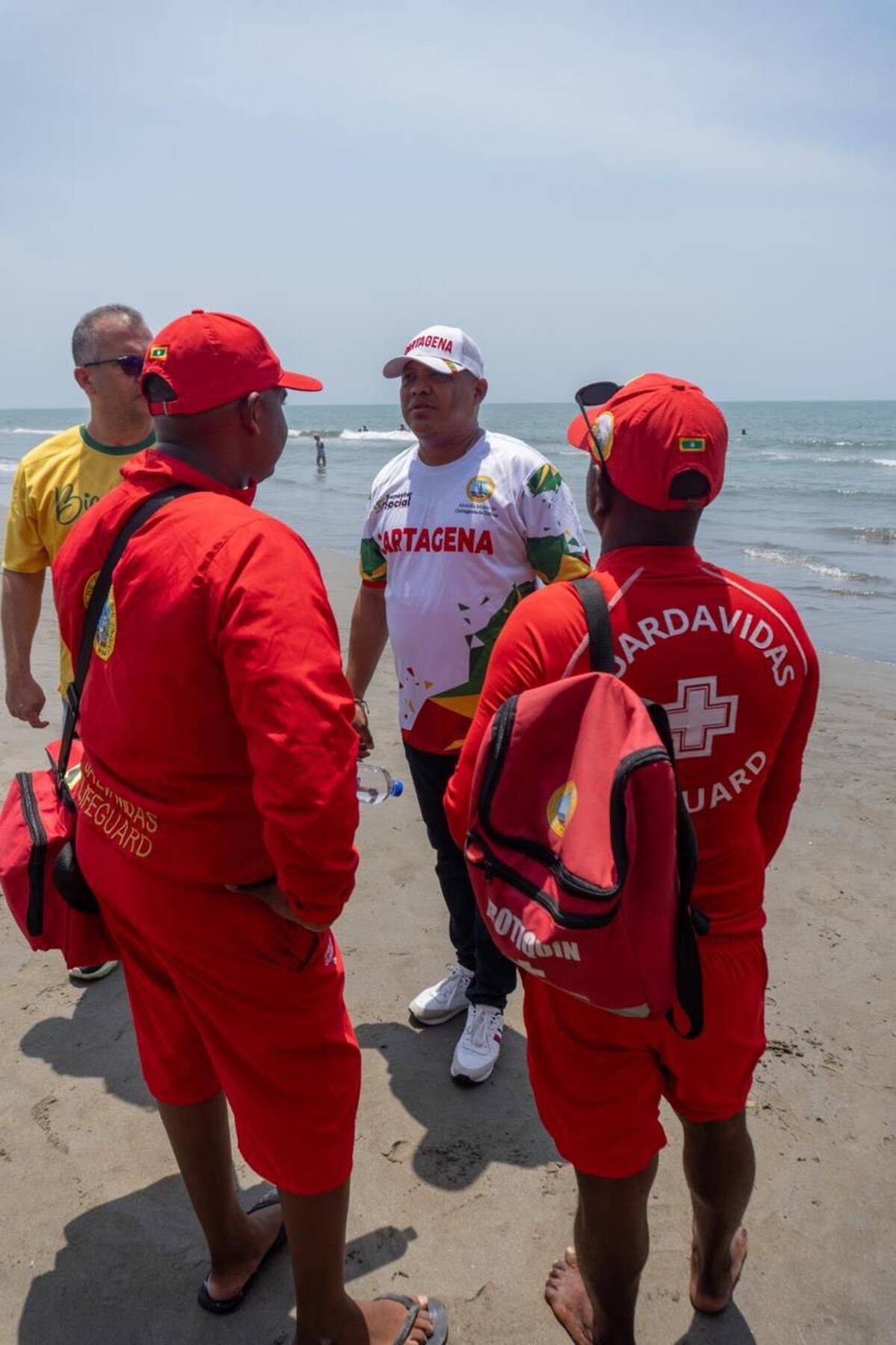 Salvavidas en Cartagena reciben botiquines para reforzar atención en Semana. // Cortesía: Distrito de Cartagena