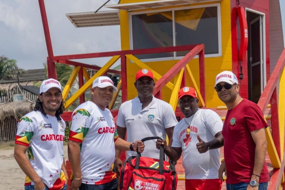 Salvavidas en Cartagena reciben botiquines para reforzar atención en Semana Santa