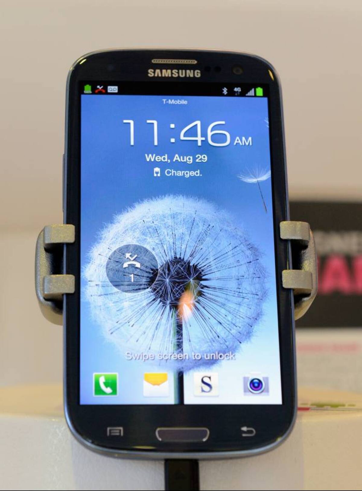 El caso no incluye al nuevo teléfono de Samsung, el Galaxy S III, lanzado al mercado con posterioridad a esta demanda pero objeto de otro litigio. AFP KEVORK DJANSEZIAN