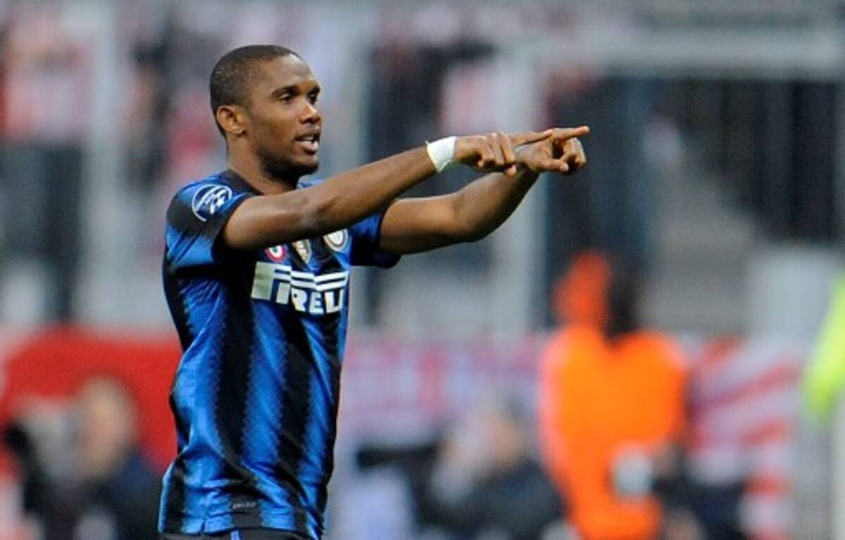 Samuel Eto'o, del Milán, con su octavo gol le dio alcance en la punta al argentino Lionel Messi, del Barcelona. AP