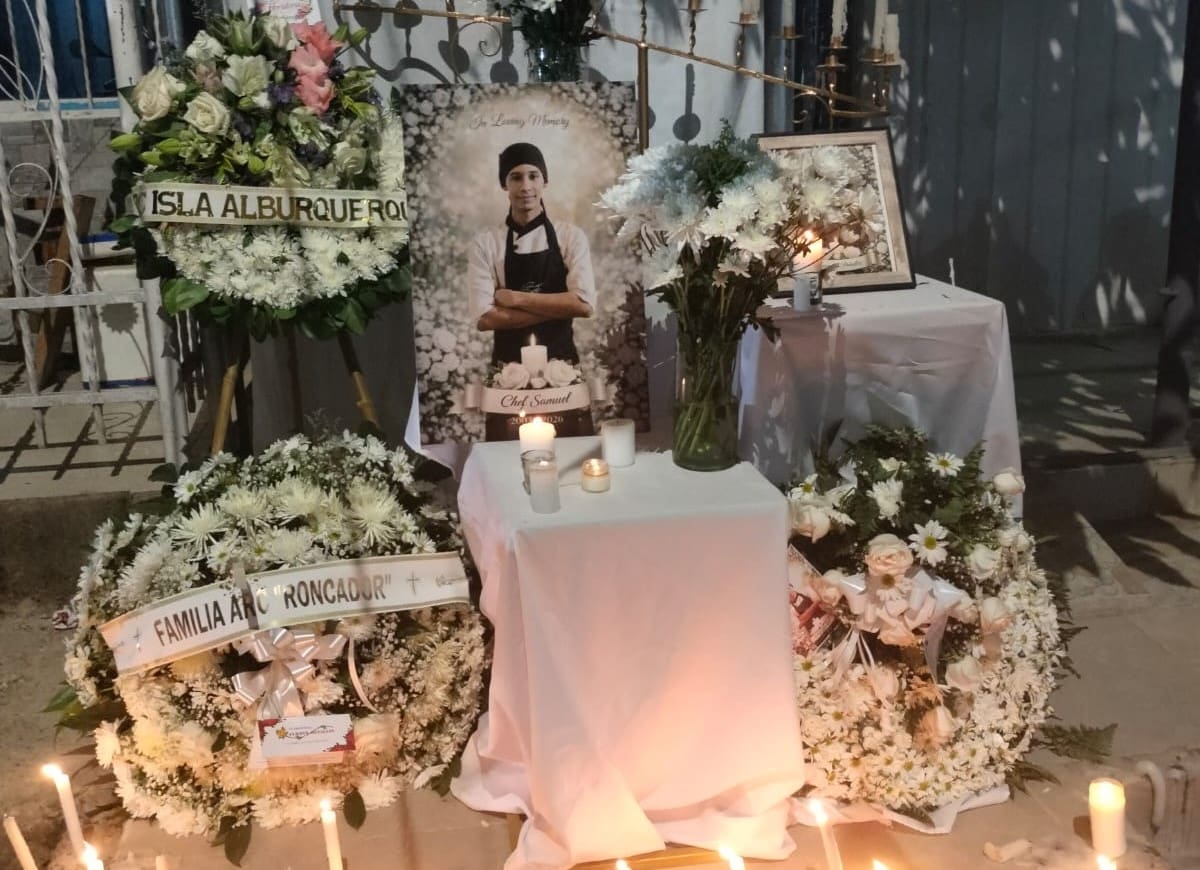 Habitantes del barrio Villa Zuldany y del suroriente de Cartagena se dieron cita este martes 10 de febrero en la noche frente a la casa de la familia del joven chef Samuel Peñates Cortina para expresarle apoyar y acompañar a su familia. //FOTO CORTESÍA MUNDO NOTICIAS.