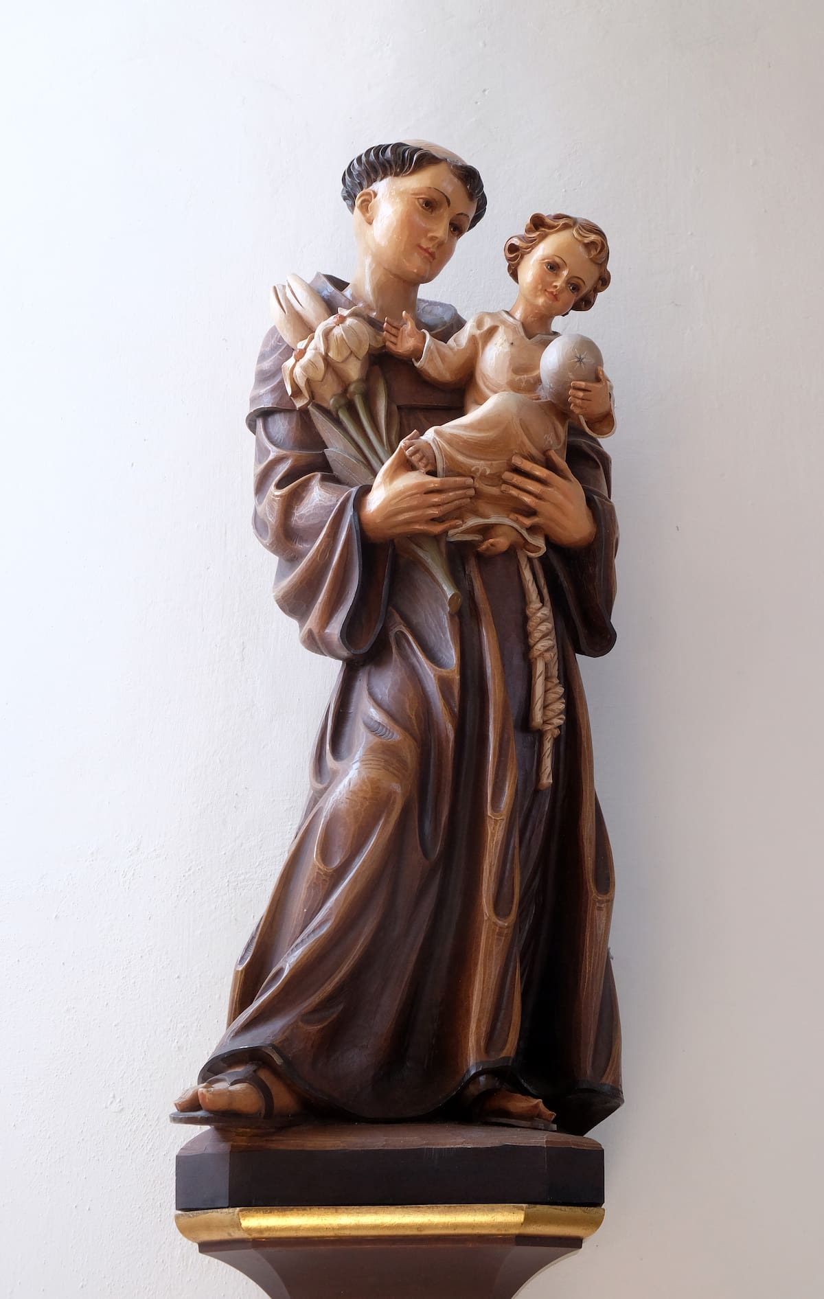 San Antonio de Padua con el Niño Jesús en brazos.