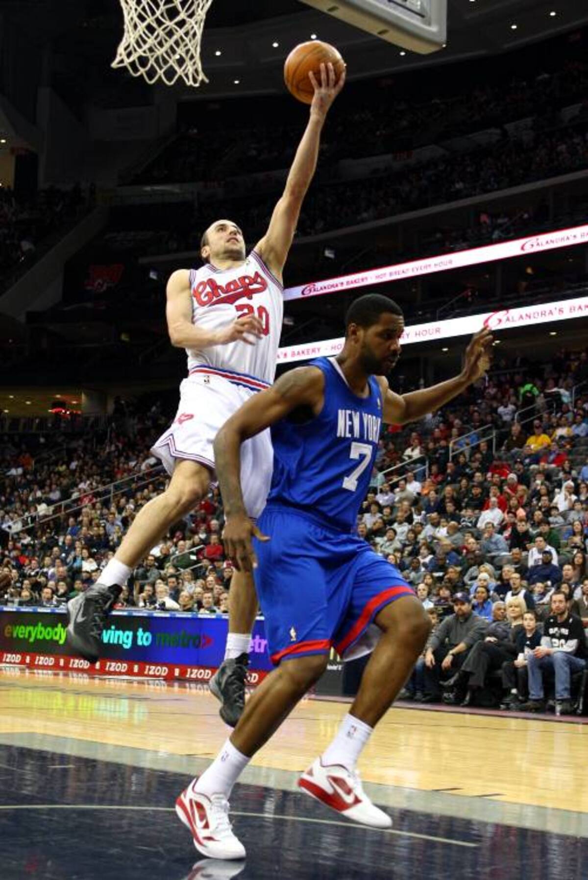 Manu Ginóbili (blanco) coleccionó ocho puntos y cuatro asistencias en sólo 17 minutos en la pista, en la victoria de los Spurs 103-89 sobre los Knicks de Nueva York. AFP Chris Chambers