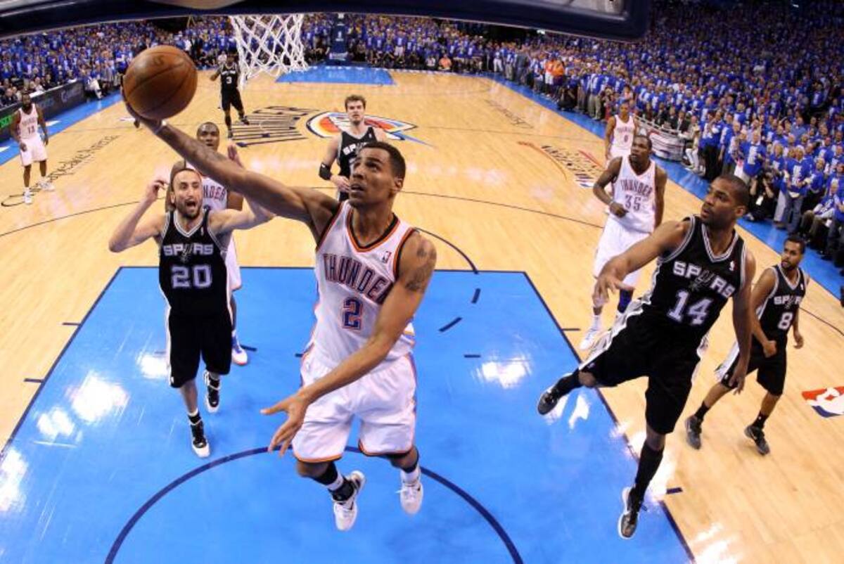 El Thunder de Oklahoma City venció por 102-82 a los Spurs de San Antonio y se acercó en la serie a 2-1 por el título de la Conferencia Oeste. AFP RONALD MARTINEZ