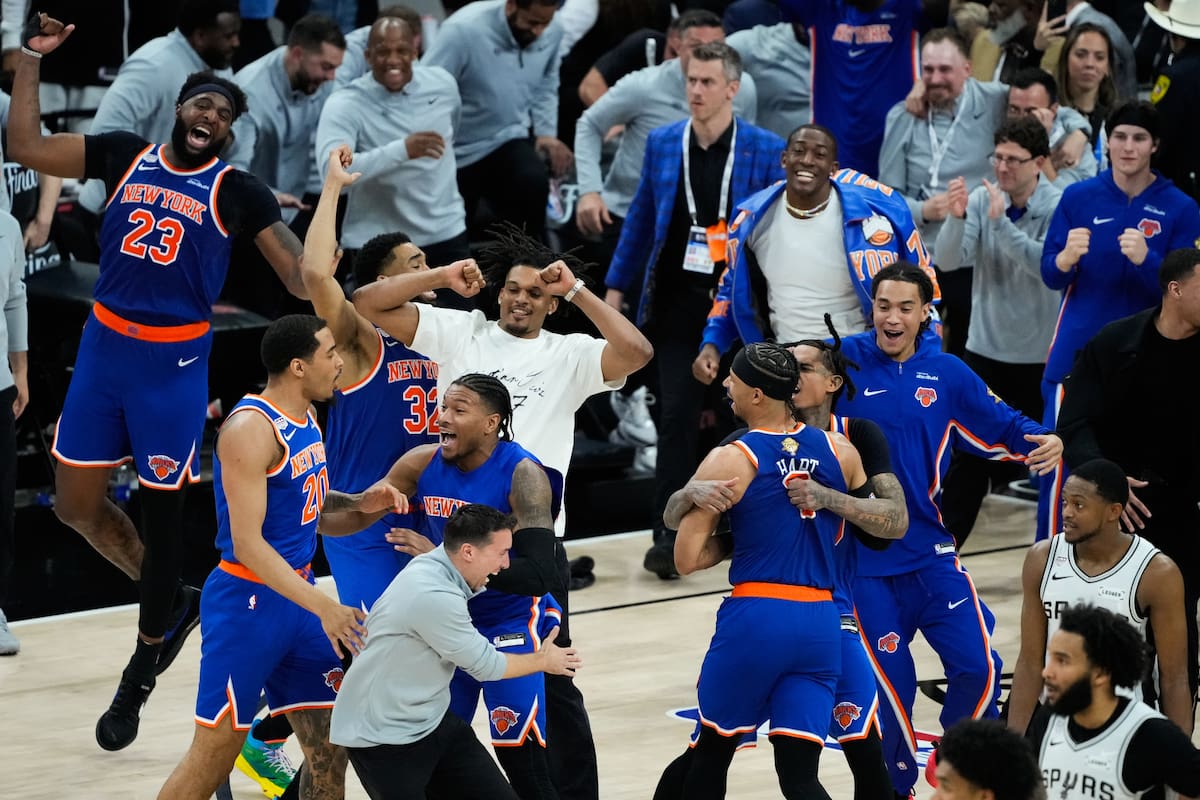 Los New York Knicks celebran tras derrotar a los San Antonio Spurs en el quinto partido de las Finales de la NBA. //Foto, AP: Ross D. Franklin