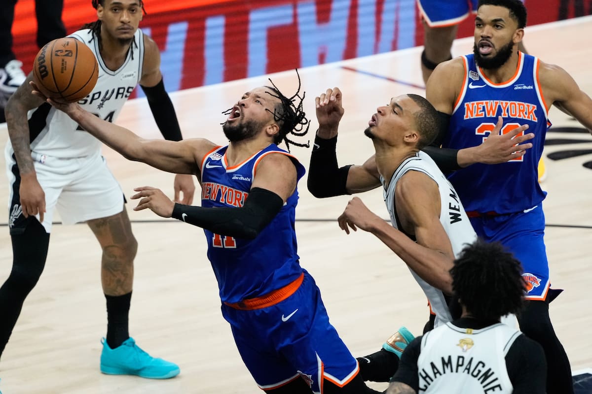Jalen Brunson (I), de los Knicks de Nueva York, ataca la canasta superando a Victor Wembanyama, de los Spurs de san Antonio, durante la segunda mitad del 5to juego de las Finales de la NBA. //Foto, AP: Ross D. Franklin