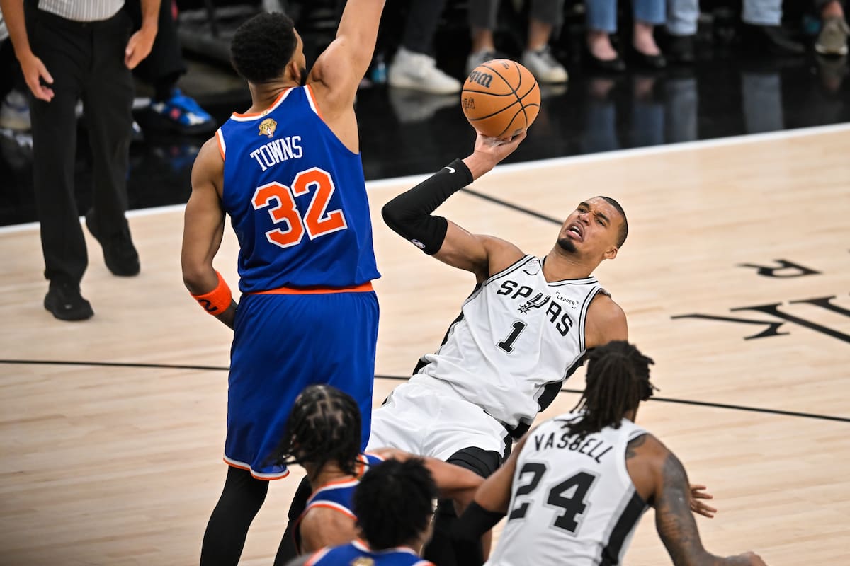 El alero de los San Antonio Spurs, Victor Wembanyama (1), recibe una falta del pívot de los New York Knicks, Karl-Anthony Towns (32), durante la segunda mitad del Juego 5 de las Finales de la NBA. //Foto, AP: Darren Abate