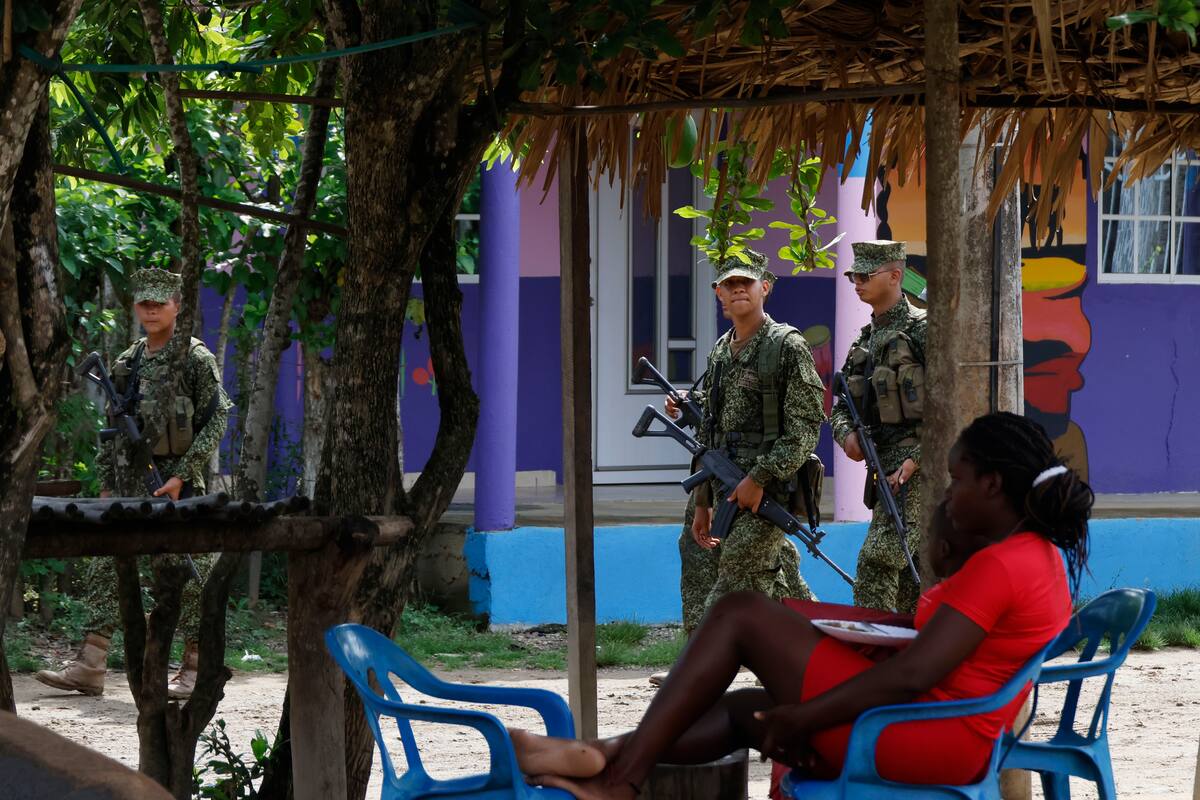 Integrantes del Ejército de Colombia patrullan este sábado, antes de la llegada de los duques de Sussex, el príncipe Enrique y Meghan, a San Basilio de Palenque (Colombia). EFE/ Ricardo Maldonado