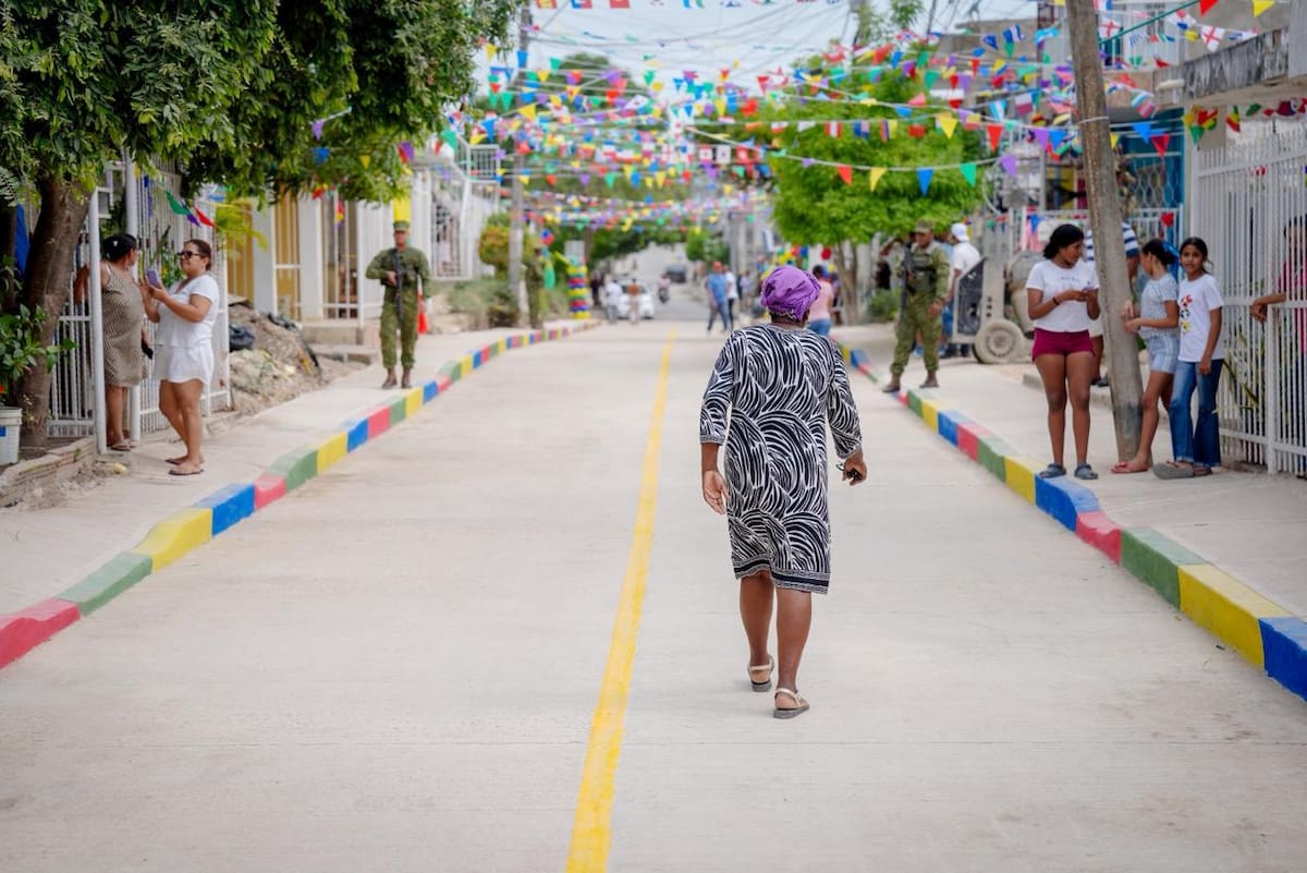 Las calles que pavimentaron en el barrio San Fernando, benefician directamente a más de 1.500 familias. // Foto: Cortesía - Gobernación de Bolívar.