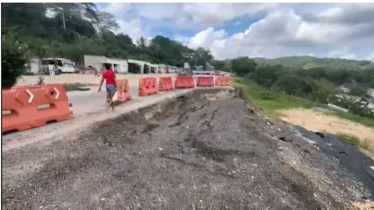 Actualmente, el carril en deterioro se encuentra cerrado por seguridad de los transeúntes y usuarios // Foto: cortesía.