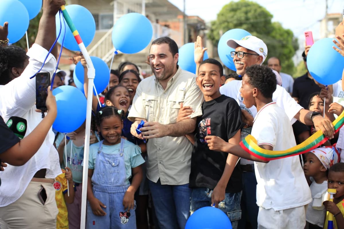 El gobernador de Bolívar, Yamil Arana, lideró la reapertura de la carrera 97 en el sector Revivir de Los Campanos. // Foto: Óscar Díaz.