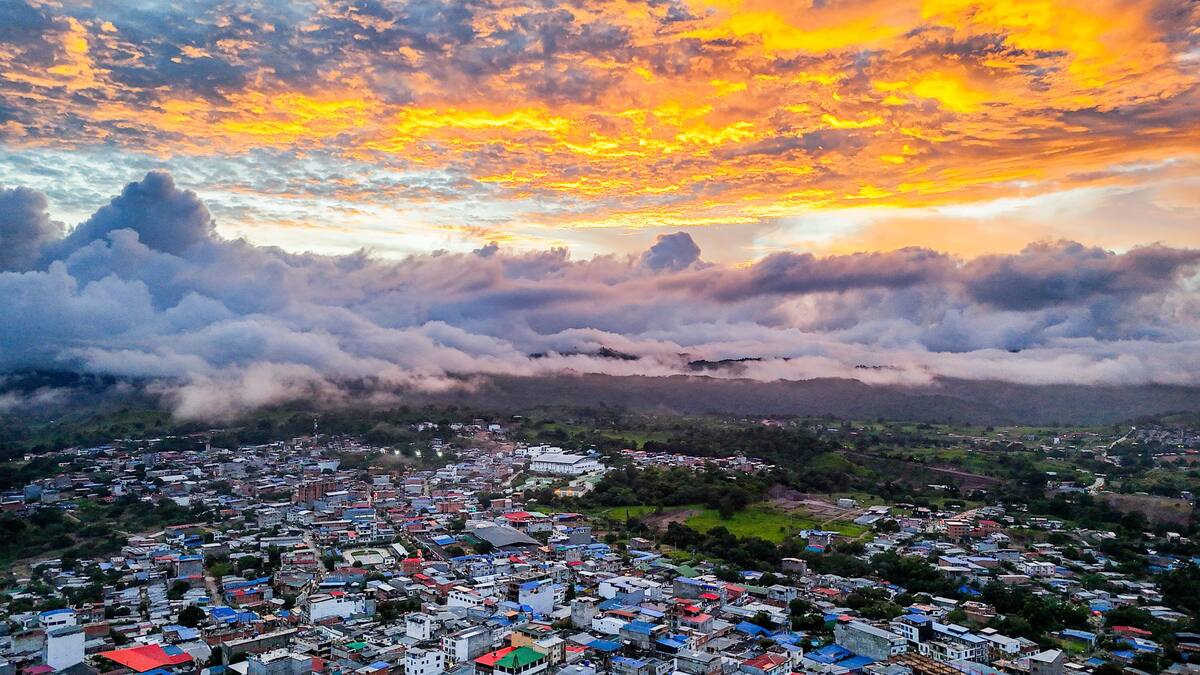 El amanecer pinta de naranja y dorado el horizonte de San Juan Nepomuceno.// Cortesía Co.coliso.