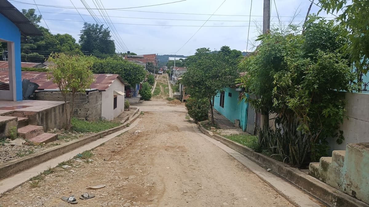 El 13 de agosto de 2026, la Secretaría de Infraestructura departamental reabrió el proceso de contratación para las obras de pavimentación en algunas vías en San Juan Nepomuceno y San Cristóbal. // Foto: Cortesía - Adrián Ferradánez.
