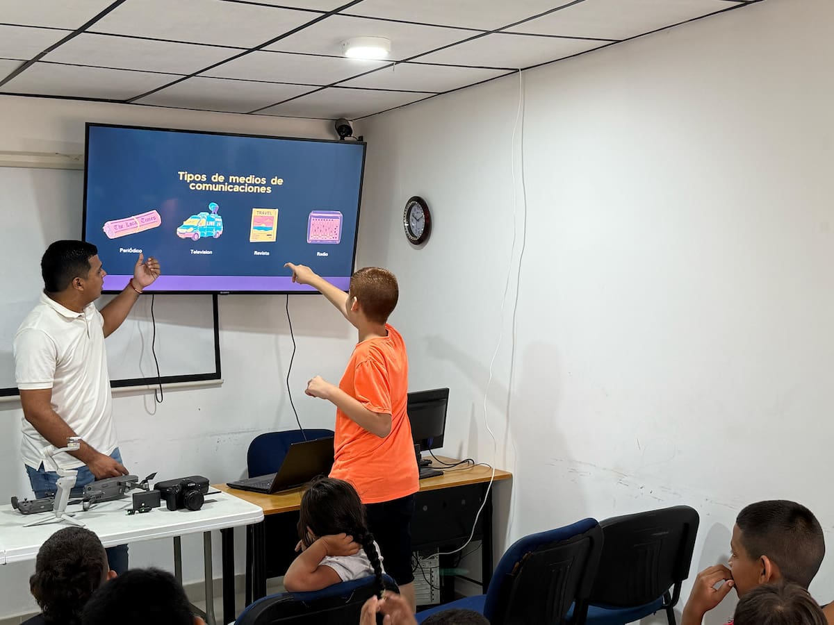 Niños en San Juan Nepomuceno aprenden sobre la practica periodística. // Cortesía.