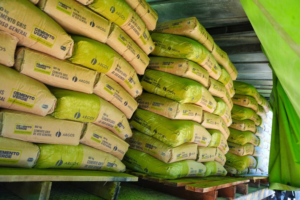 El Gobernador Yamil Arana entregó 400 bolsas de cemento. // Foto: Cortesía - Gobernación de Bolívar.