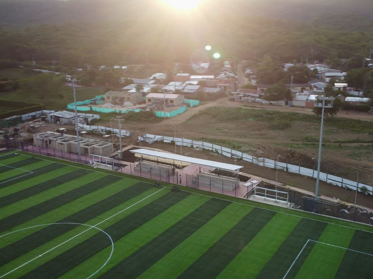 En San Juan Nepomuceno avanza en la construcción de la nueva cancha sintética del barrio Pueblo Nuevo. // Foto: Cortesía.