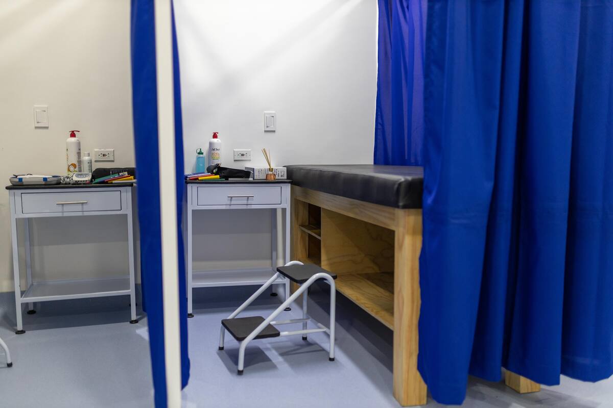 Camillas en la sala de rehabilitación física del Hospital Local de San Juan Nepomuceno. // Foto: Cortesía.