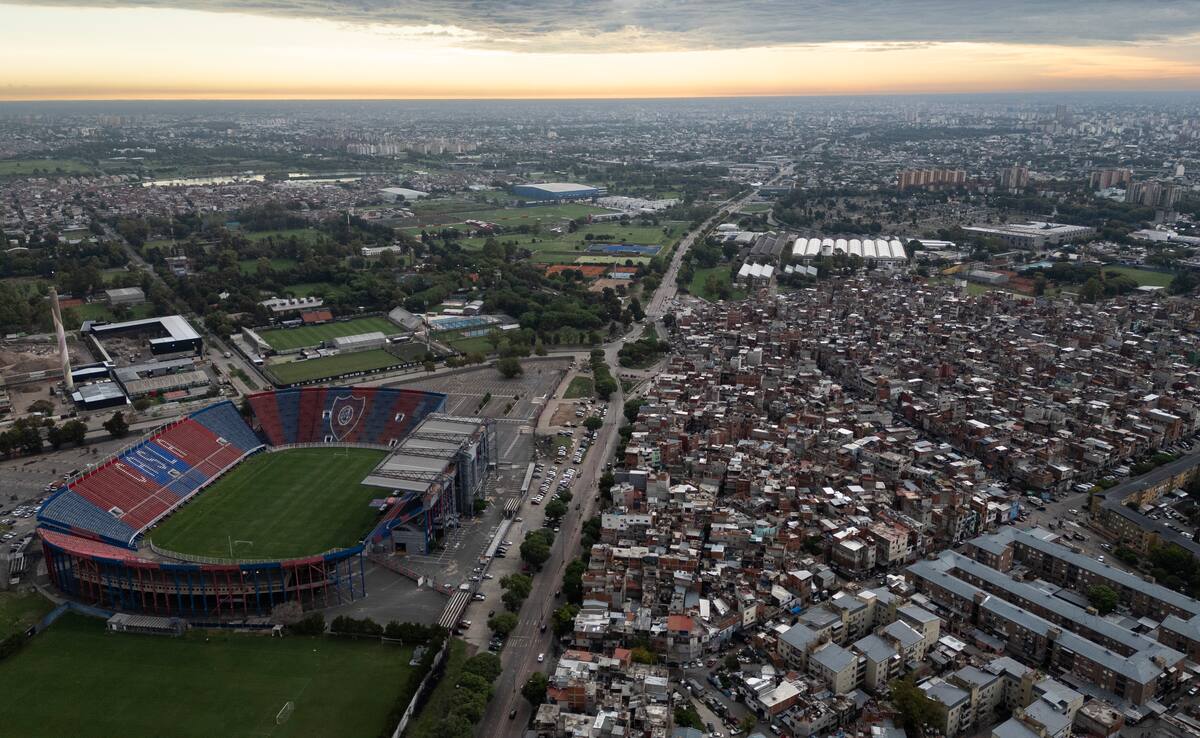 El sol se pone sobre el estado de San Lorenzo, el equipo del que era aficionado el papa Francisco, en el vecindario Padre Ricciardelli de Buenos Aires. //AP