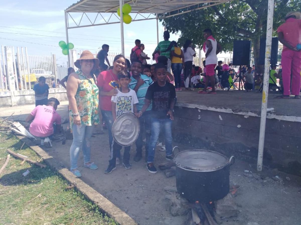 La comunidad se reúne a hacer un sancocho para todos en el marco de la manifestación cultural Ángeles Somos