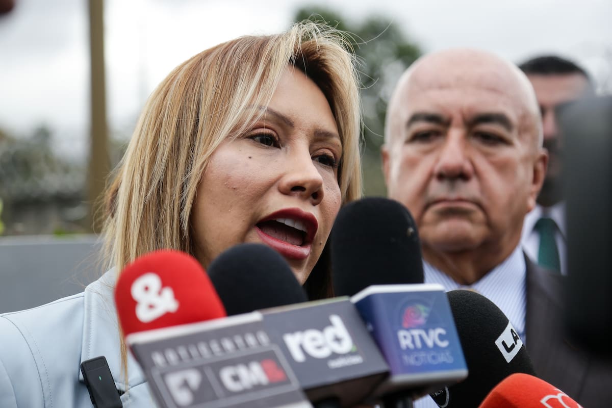 La exconsejera presidencial del Gobierno Petro, Sandra Ortiz, habla ante los medios de comunicación. // Colprensa.