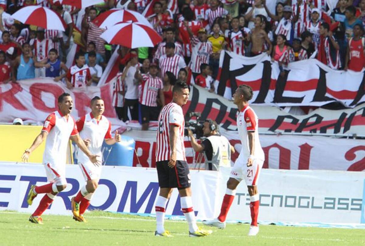 El goleador Wilder Medina anotó el gol de la victoria 3-2 del líder Santa Fe ante Atlético Junior. Colprensa