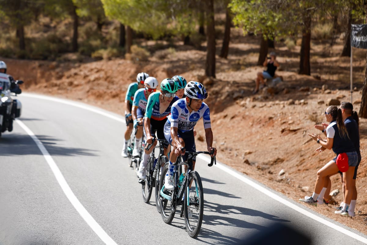 El ciclista colombiano del Team Bahrain Victorious, Santiago Buitrago, durante la 12ª etapa de La Vuelta a España, de 167 km de recorrido entre las localidades de Vera y Calar Alto (Almería). //Foto, EFE: Javier Lizón