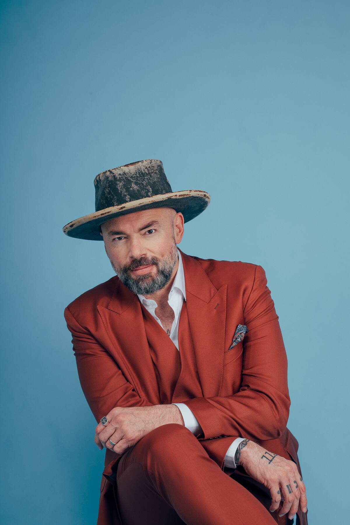 Santiago Cruz y su legado como cantautor romántico colombiano.