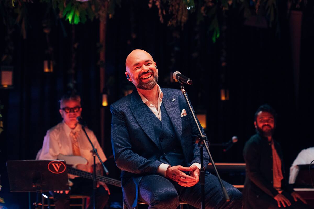 Santiago Cruz: el cantautor romántico que marcó el pop colombiano.