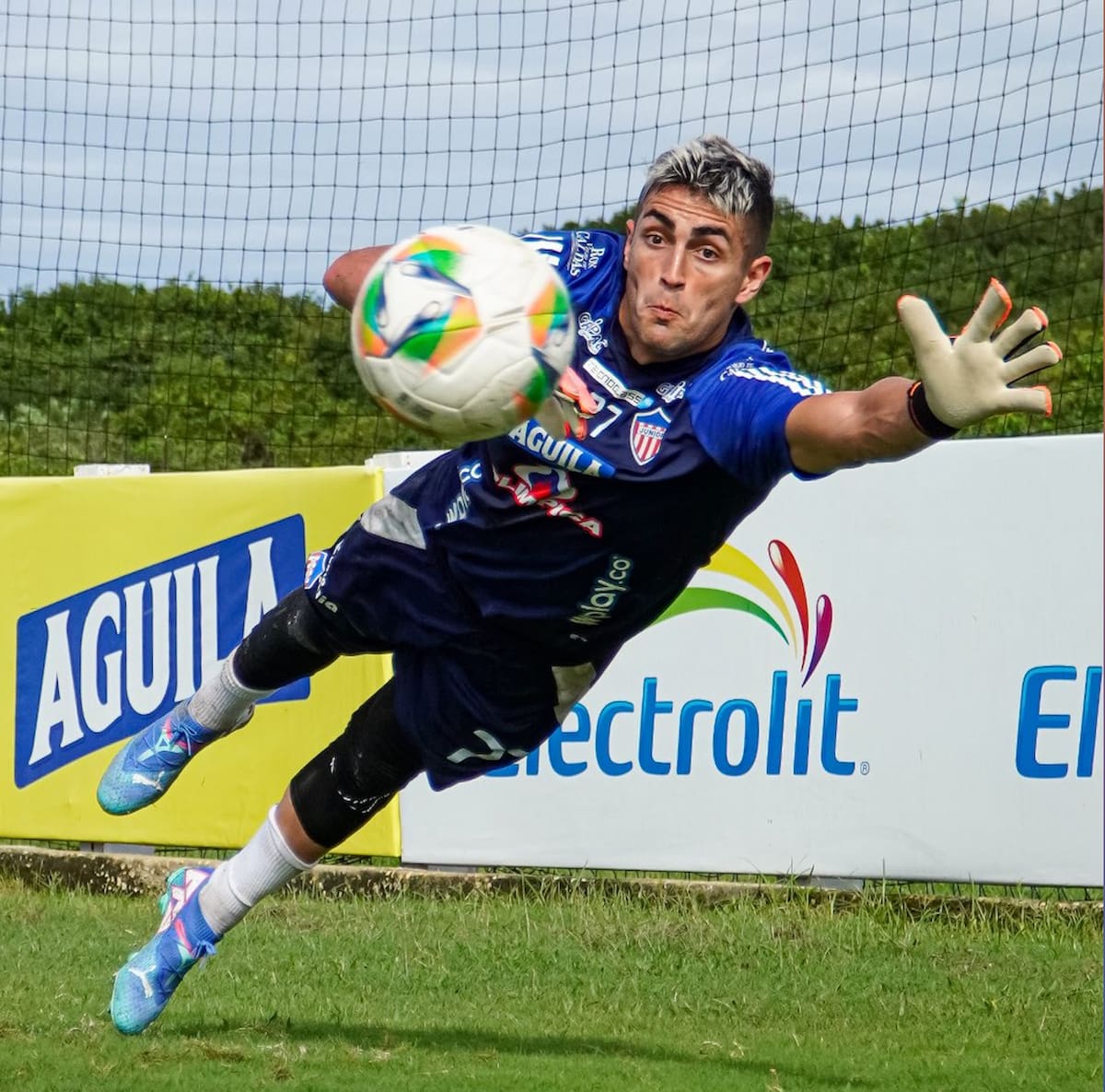 Santiago Mele, venía siendo el titular en el arco de Junior, pero la buena actuación. de Jefersson Martínez tiene pensando al DT César Farías..//Cortesía.
