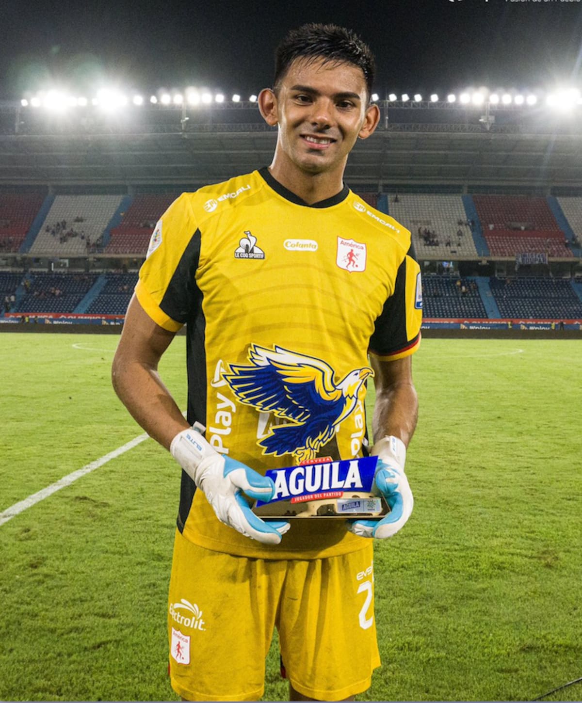 El arquero del América , Santiago Silva, fue declarado la figura del partido al atajar el penal al defensa del Junior, Cristian Javier Báez.//Cortesía @AmericaDeCali