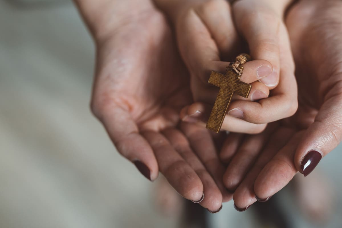 El Rosario fortalece la fe y la conexión con Dios y aporta paz, esperanza y claridad espiritual. Es una forma poderosa de intercesión.