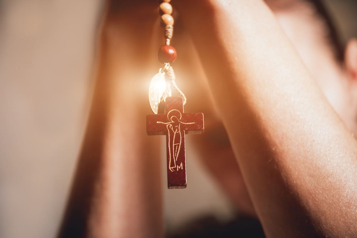 Guía para rezar el Rosario en 15 minutos: descubre los misterios según el día