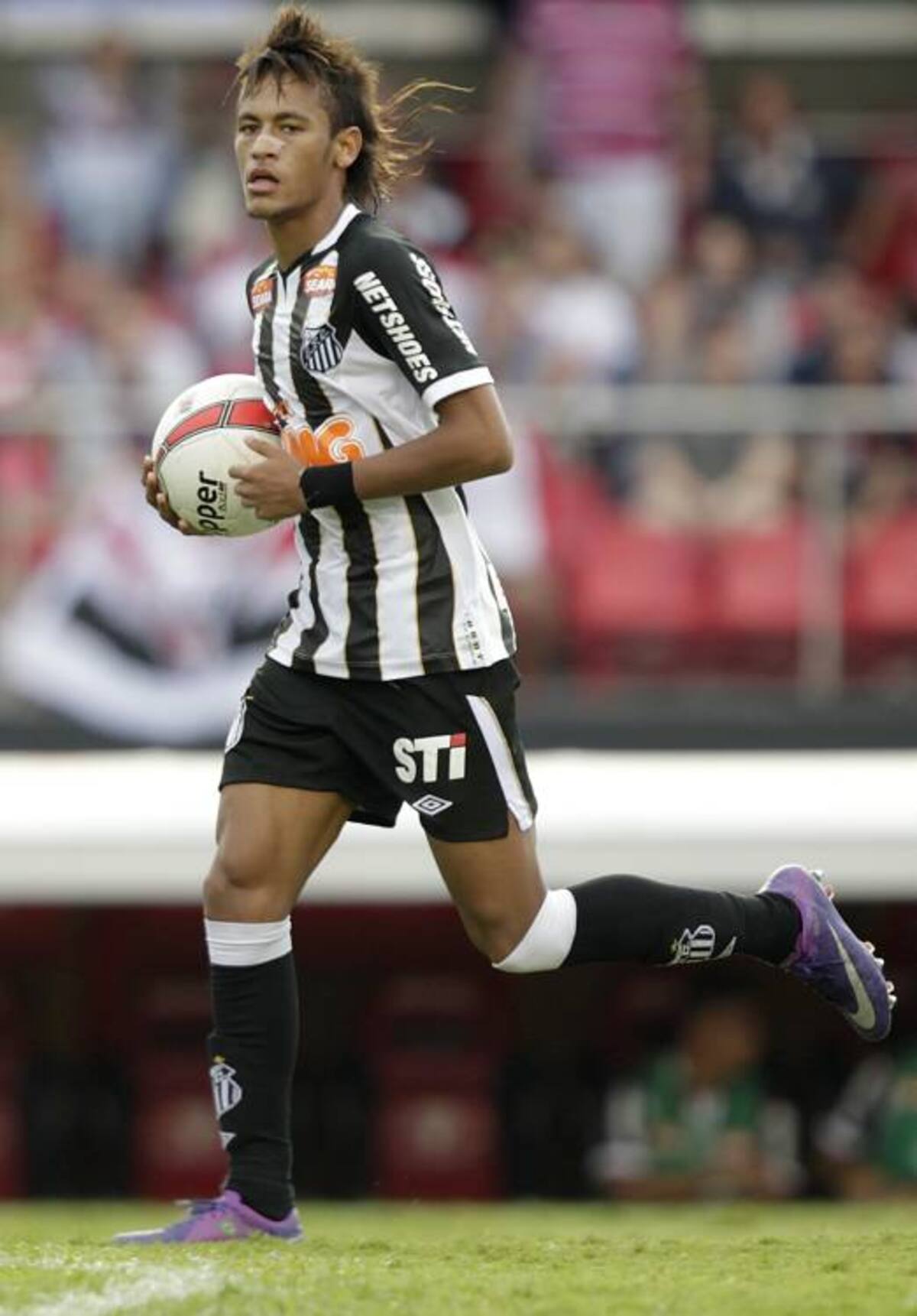 Neymar juega actualmente en el Santos de Brasil. AP Andre Penner