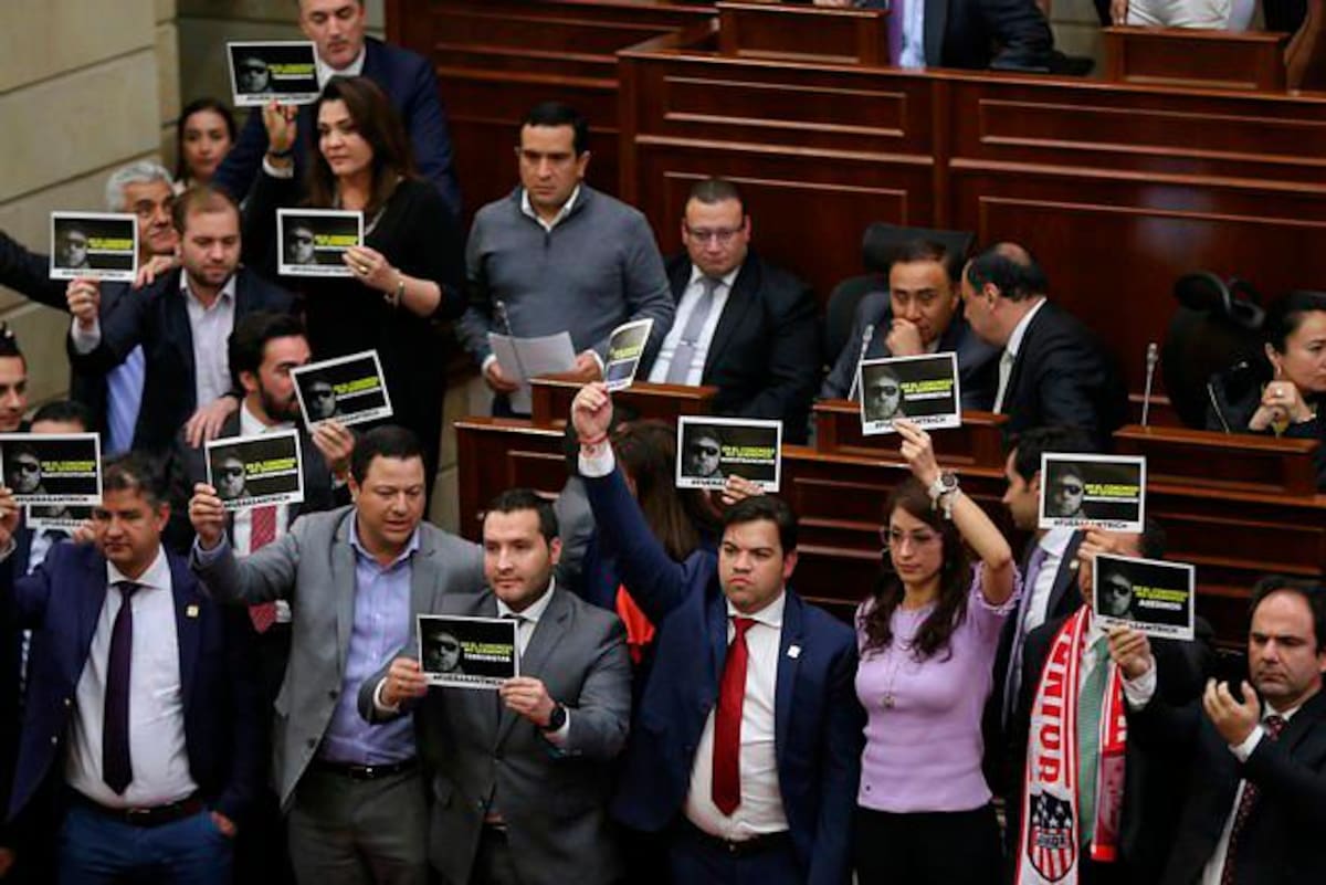 Así recibieron a Santrich en la Cámara de Representantes. // Colprensa