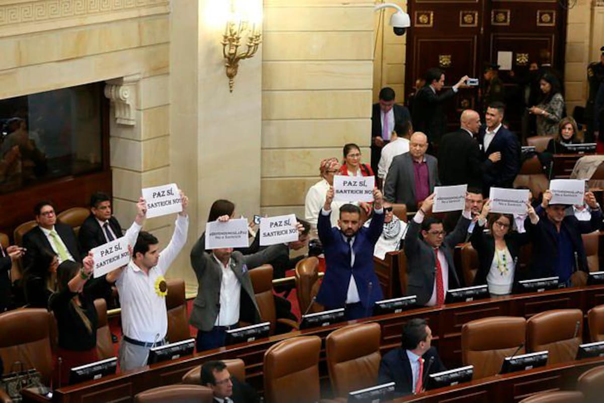 Así recibieron a Santrich en la Cámara de Representantes. // Colprensa