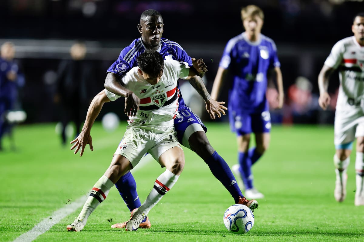 Enzo Díaz (c-adelante) de Sao Paulo disputa un balón con Sebastián del Castillo (c-atrás) de Millonarios durante un partido de la Copa Sudamericana. //Foto, EFE: Isaac Fontana