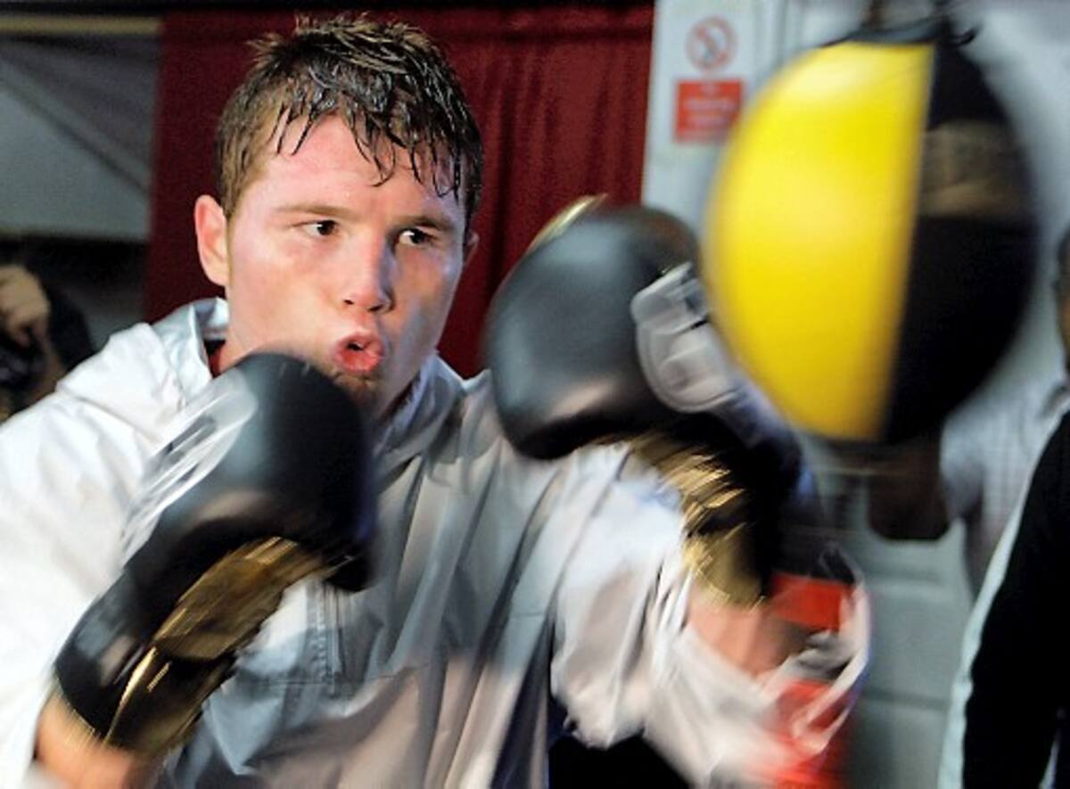 Saúl 'Canelo' Álvarez retuvo título de ampeón superwelter del Consejo Mundial de Boxeo (CMB). AP