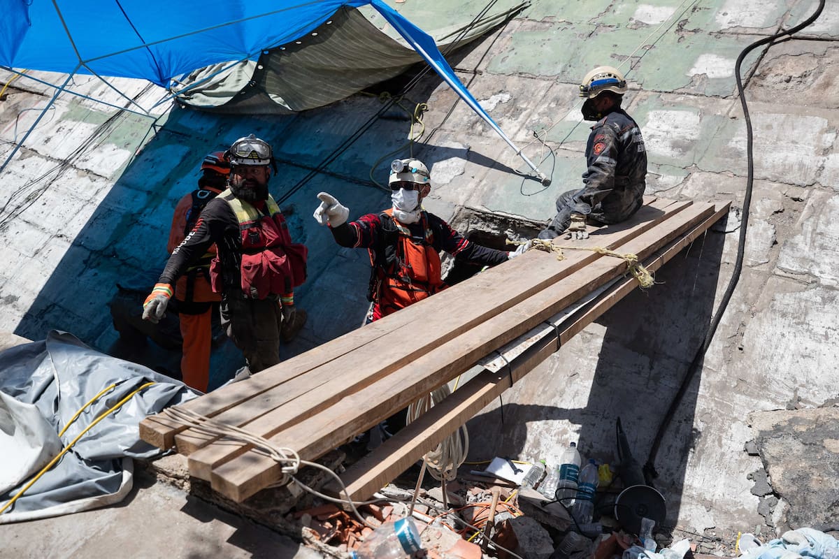 Rescatistas realizan labores de búsqueda en un edificio afectado por los terremotos en La Guaira (Venezuela). EFE/ Ronald Peña R.