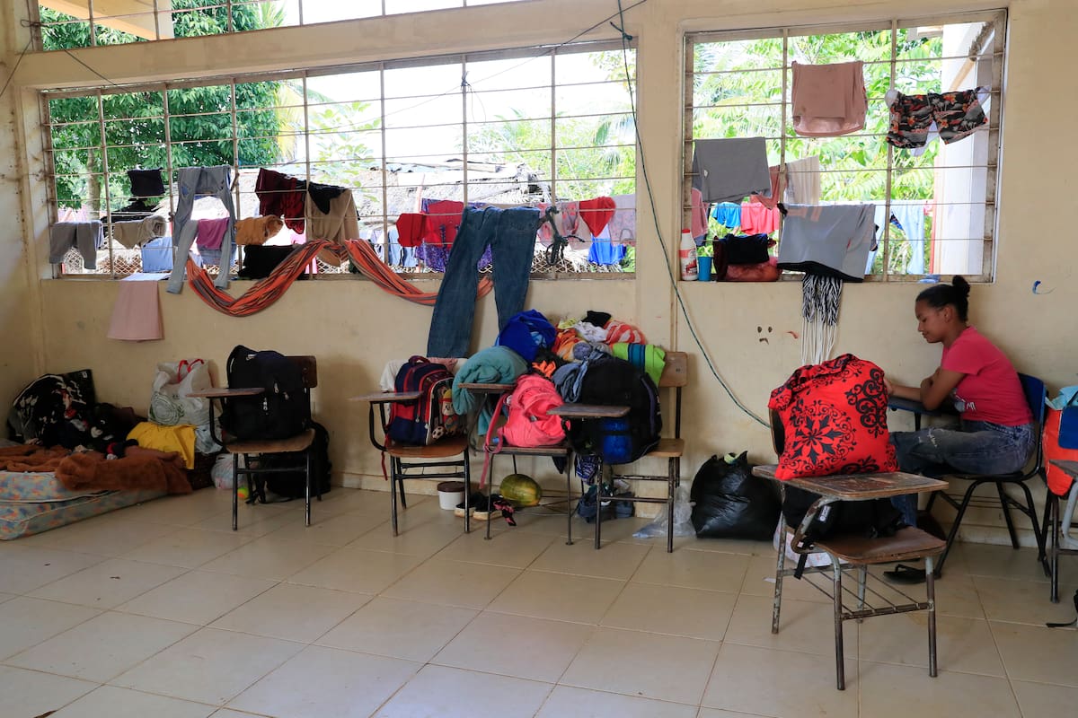 Damnificados por la creciente del río Sinú permanecen en un albergue transitorio en la institución educativa Las Delicias en Tierralta, Córdoba (Colombia). // Foto: EFE/ Carlos Ortega.