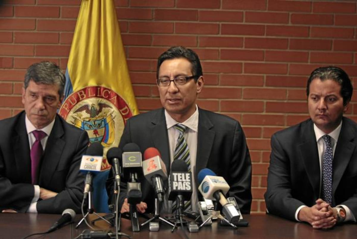 El nuevo viceministro de Empleo y Pensiones, Mauricio Olivera (centro). Colprensa