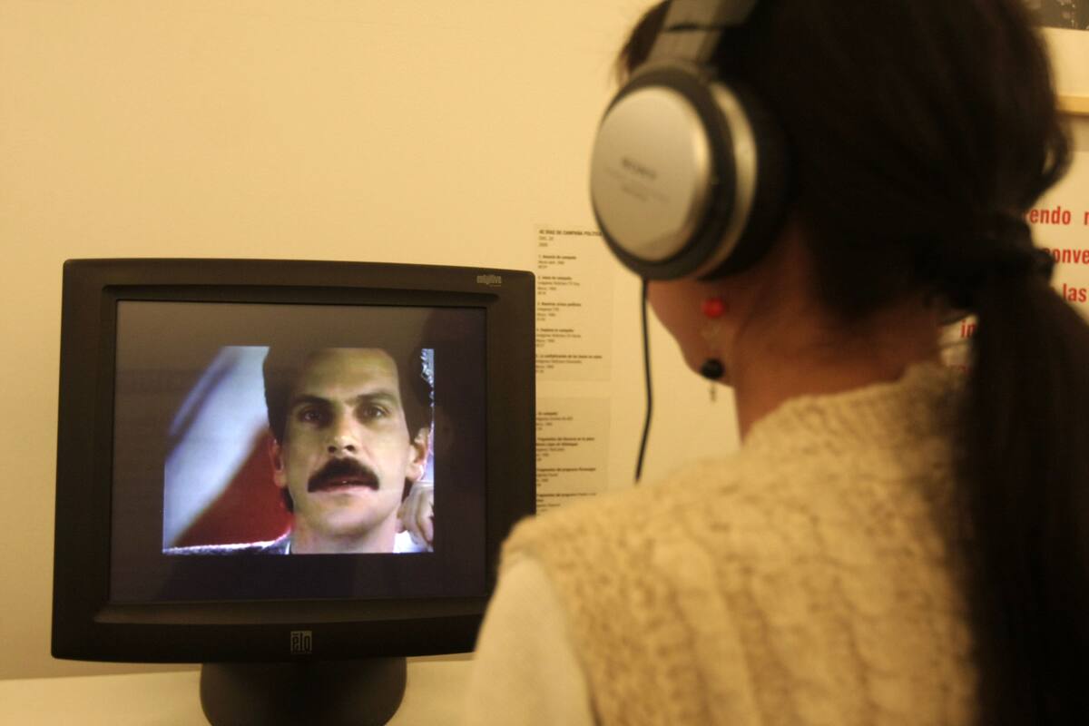 María José en la filmación del documental sobre su padre Carlos Pizarro. Colprensa