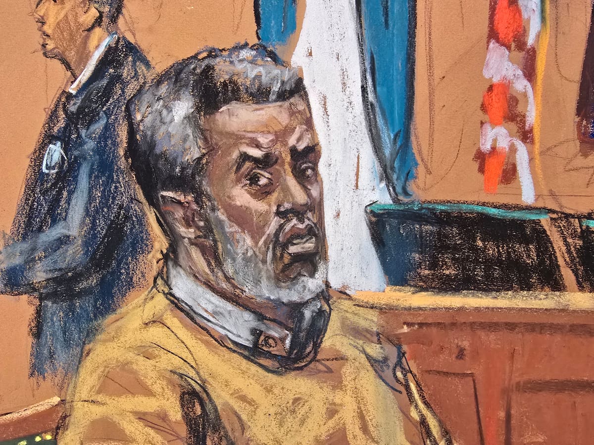 Fotografía de un dibujo realizado por la artista Jane Rosenberg donde aparece el rapero Sean Combs 'Diddy' esperando su sentencia durante el juicio realizado este viernes, en un tribunal de Nueva York. //Foto: EFE/Jane Rosenberg