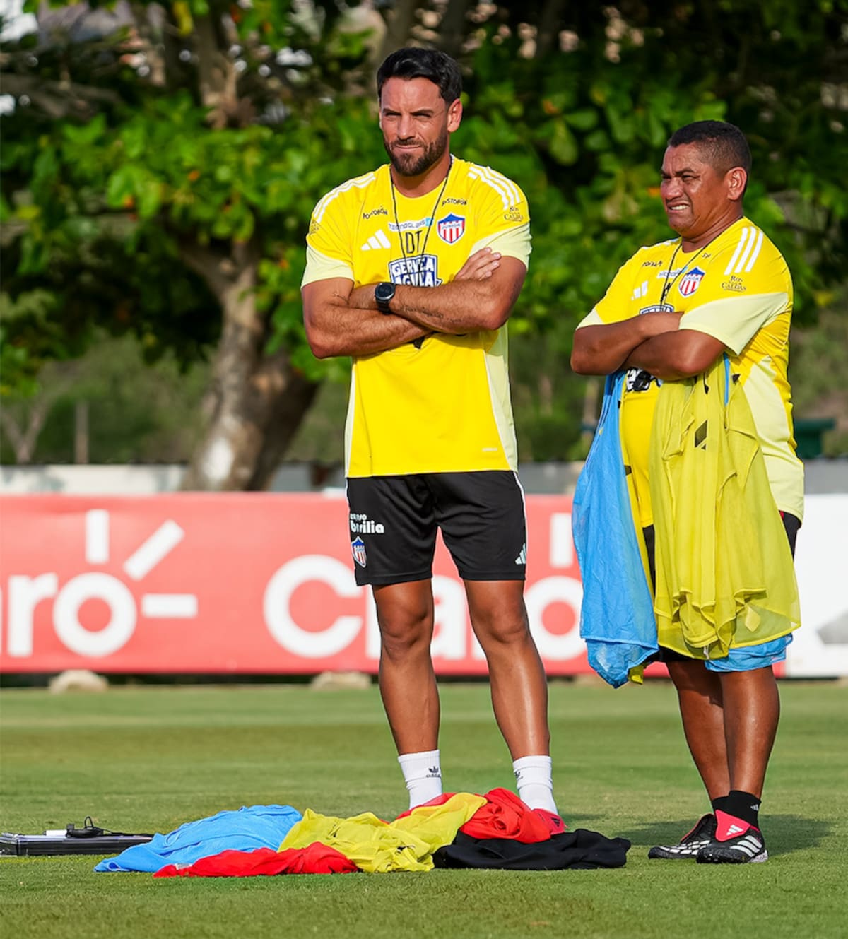 Sebastián Viera junto a Víctor Danilo Pacheco, quien será una de sus asistentes en el banco de Junior de Barranquilla.// Cortesía @JuniorClubSA.