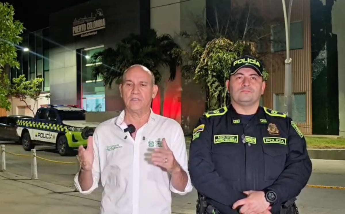 El secretario de Gobierno del municipio de Puerto Colombia, Winston Varela Amador, y el comandante de Policía, cuando anunciaban la recompensa de hasta 40 millones de pesos a quien denuncie a los sicario.//Cortesía Alcaldía de Puerto Colombia.