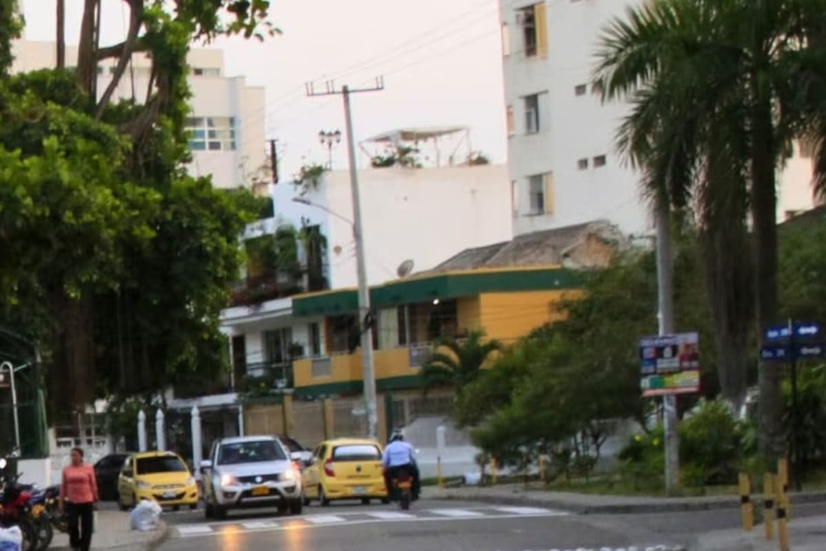 Tumban a mujer de una moto para atracarla, en el Pie de La Popa