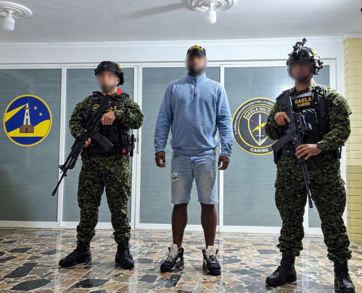 El secuestrado extranjero después de haber sido liberado por miembros del Gaula Caribe en Barranquilla.//Cortesía @GaulaMilitares.