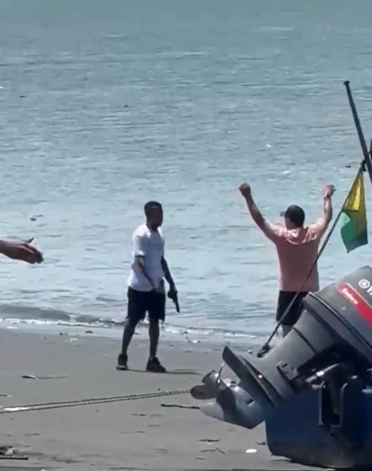 Video captó el momento en que hombres armados secuestraron a dos turistas en Buenaventura.
Foto: captura de video.